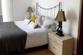 Cheerful Twin Cities home KING Bed Backyard WIFI